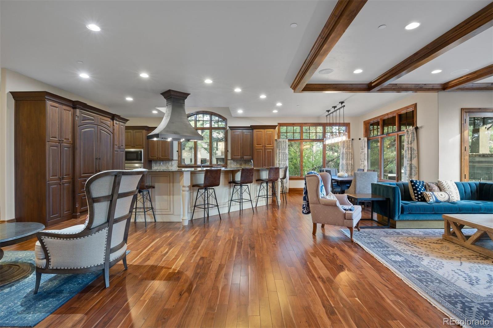 976 COUNTRY CLUB Parkway