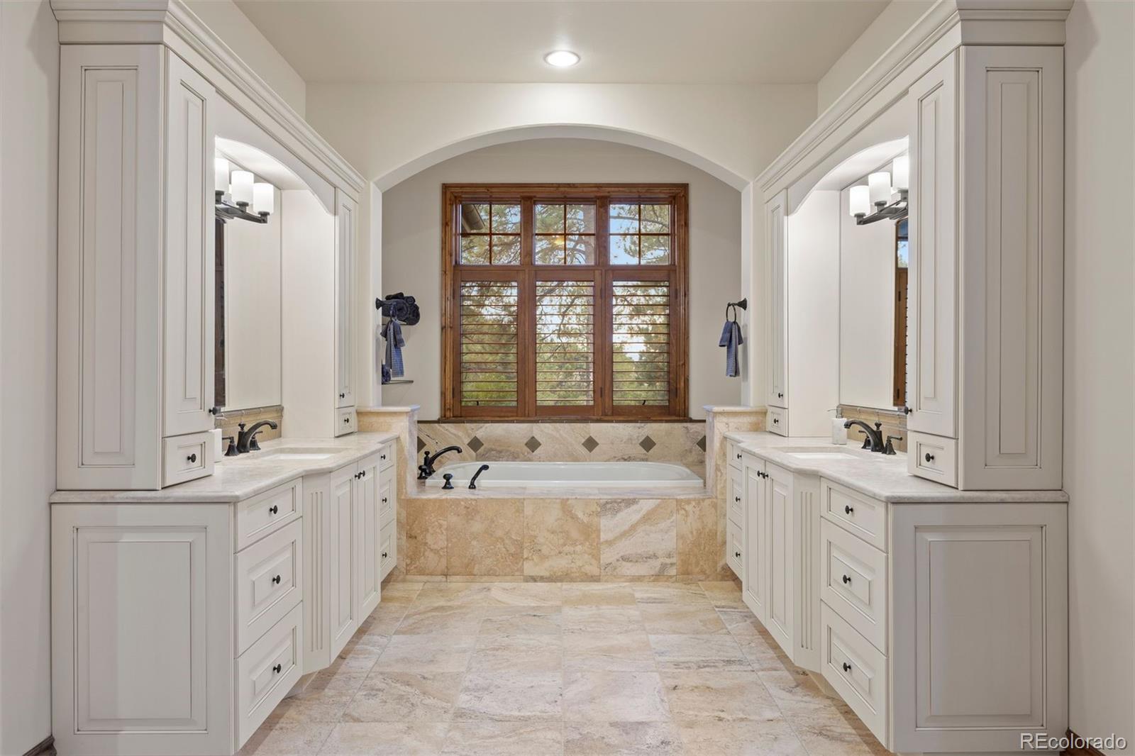 976 COUNTRY CLUB Parkway