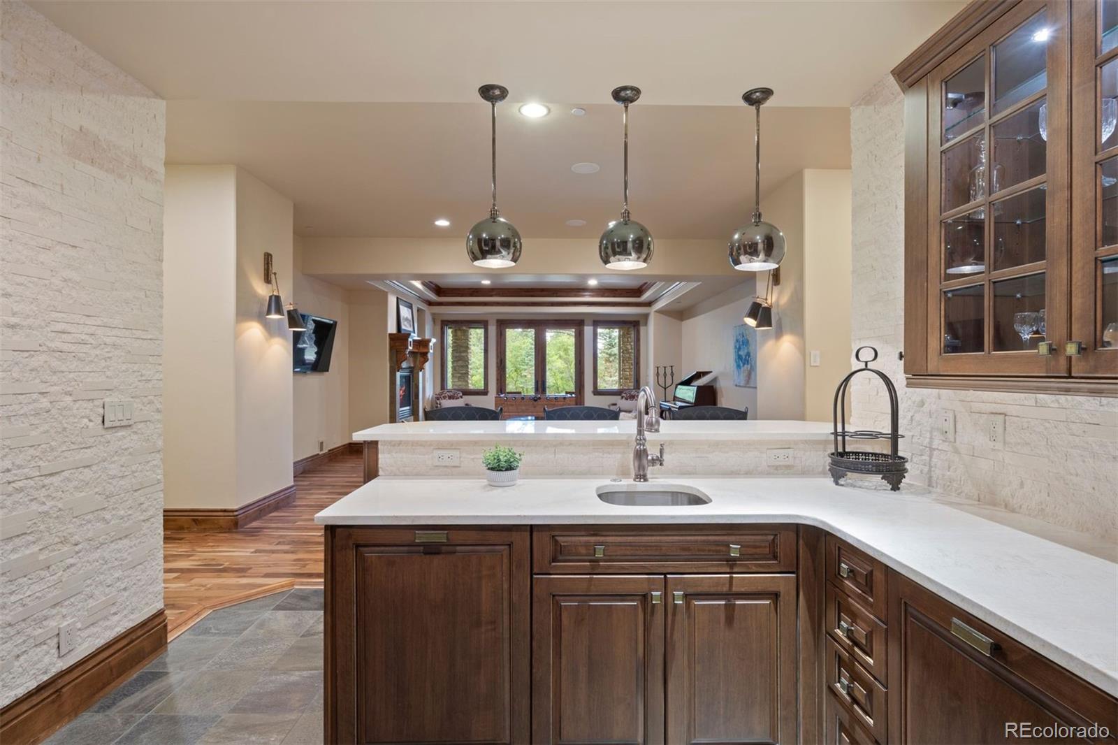 976 COUNTRY CLUB Parkway