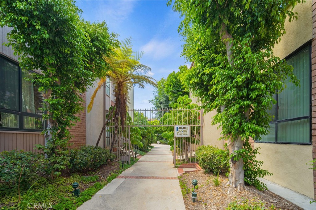 5225 White Oak Avenue 1