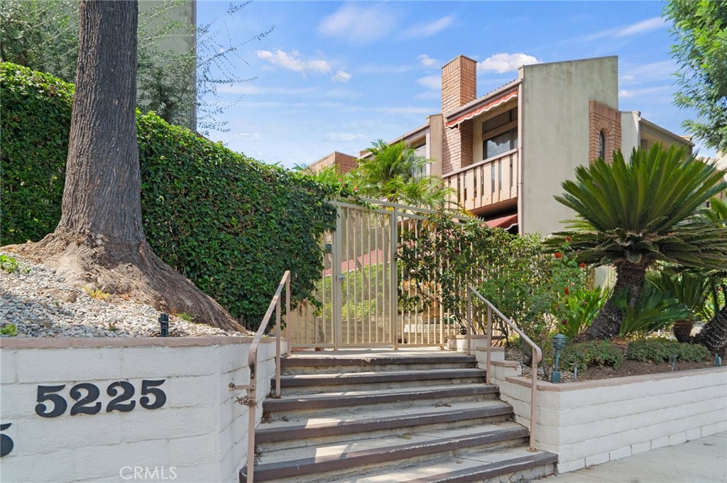 5225 White Oak Avenue 1