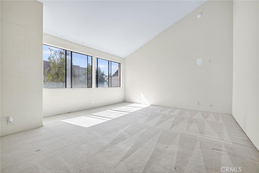 5225 White Oak Avenue 1