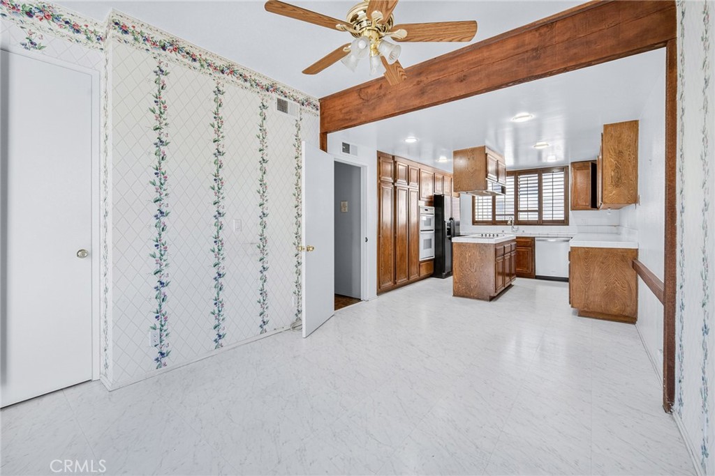 5225 White Oak Avenue 1