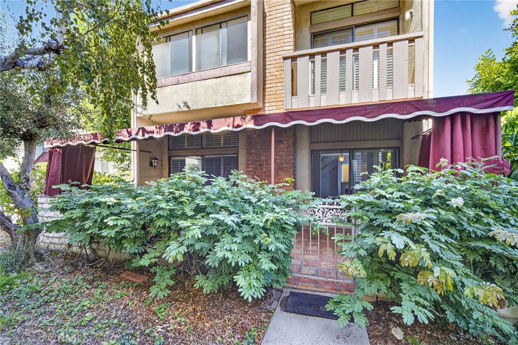 5225 White Oak Avenue 1