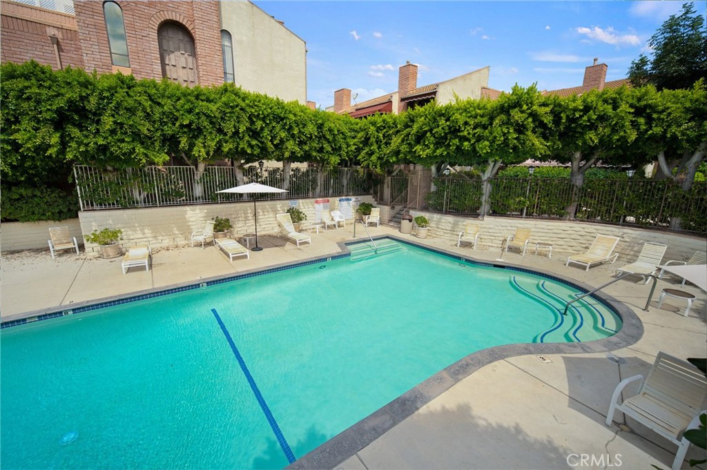 5225 White Oak Avenue 1