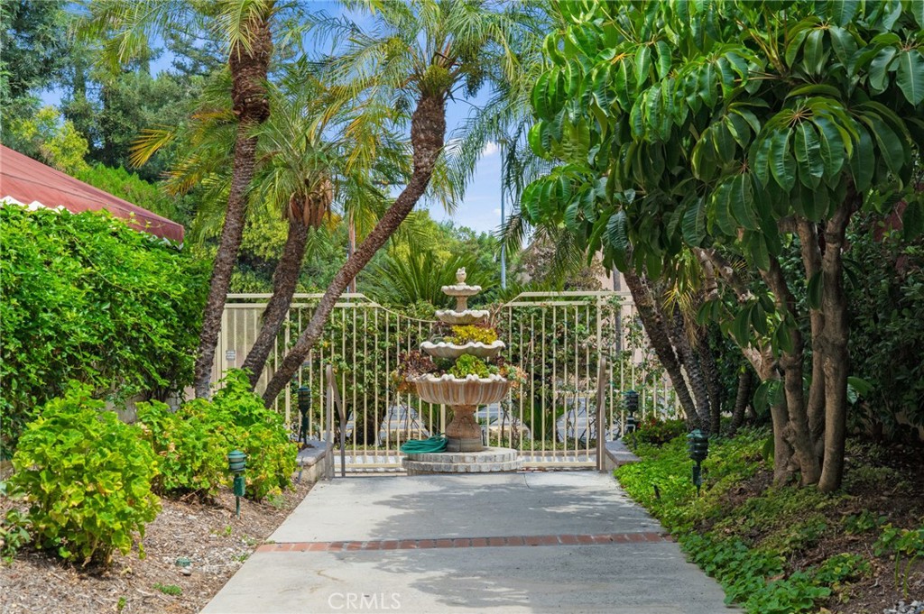 5225 White Oak Avenue 1