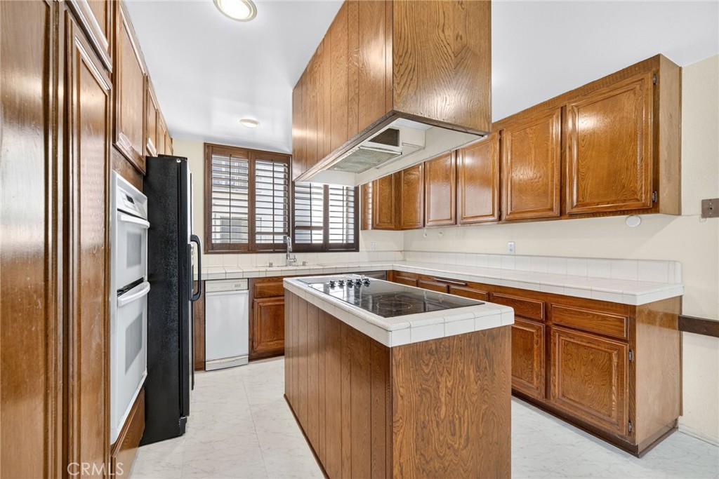 5225 White Oak Avenue 1