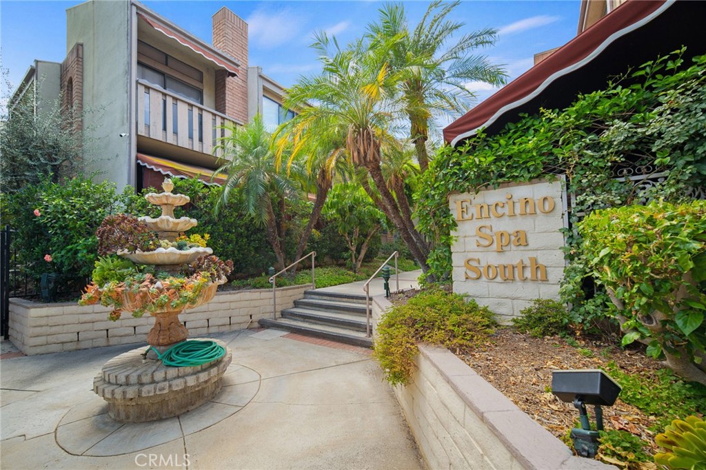 5225 White Oak Avenue 1