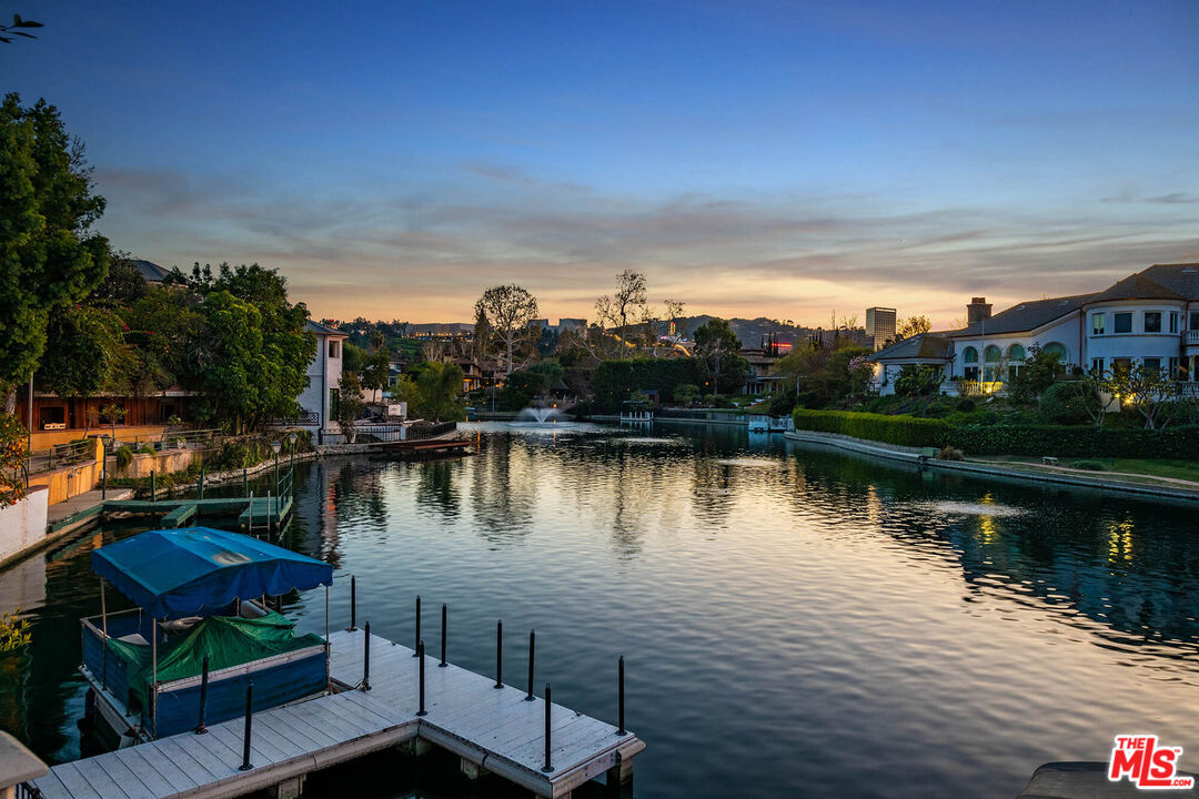 10024 Toluca Lake Ave