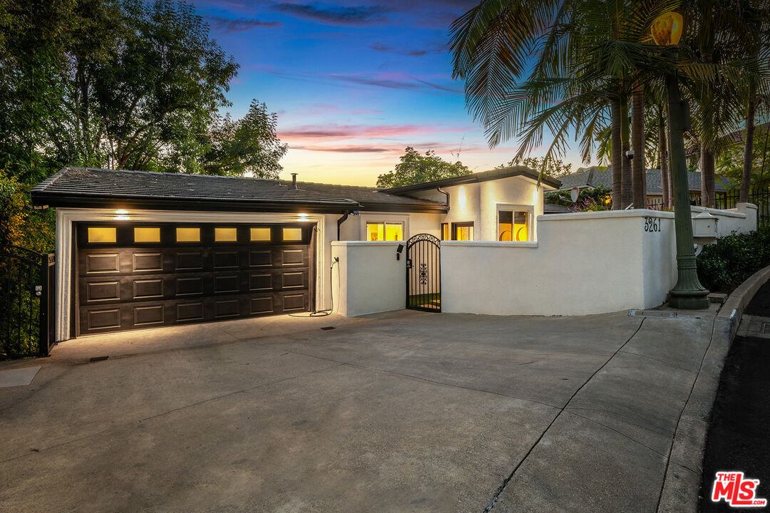 3261 N Knoll Dr