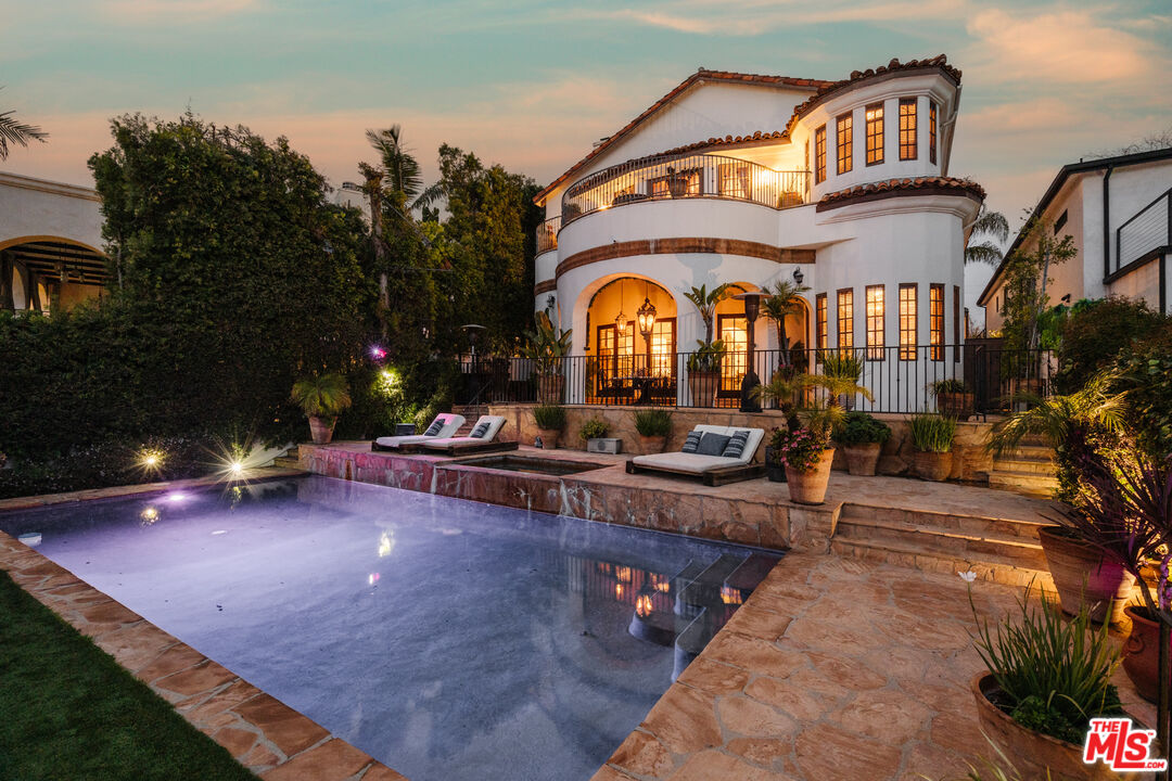 10064 Toluca Lake Ave