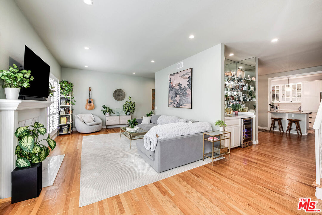 4444 Moorpark Way Unit: 202