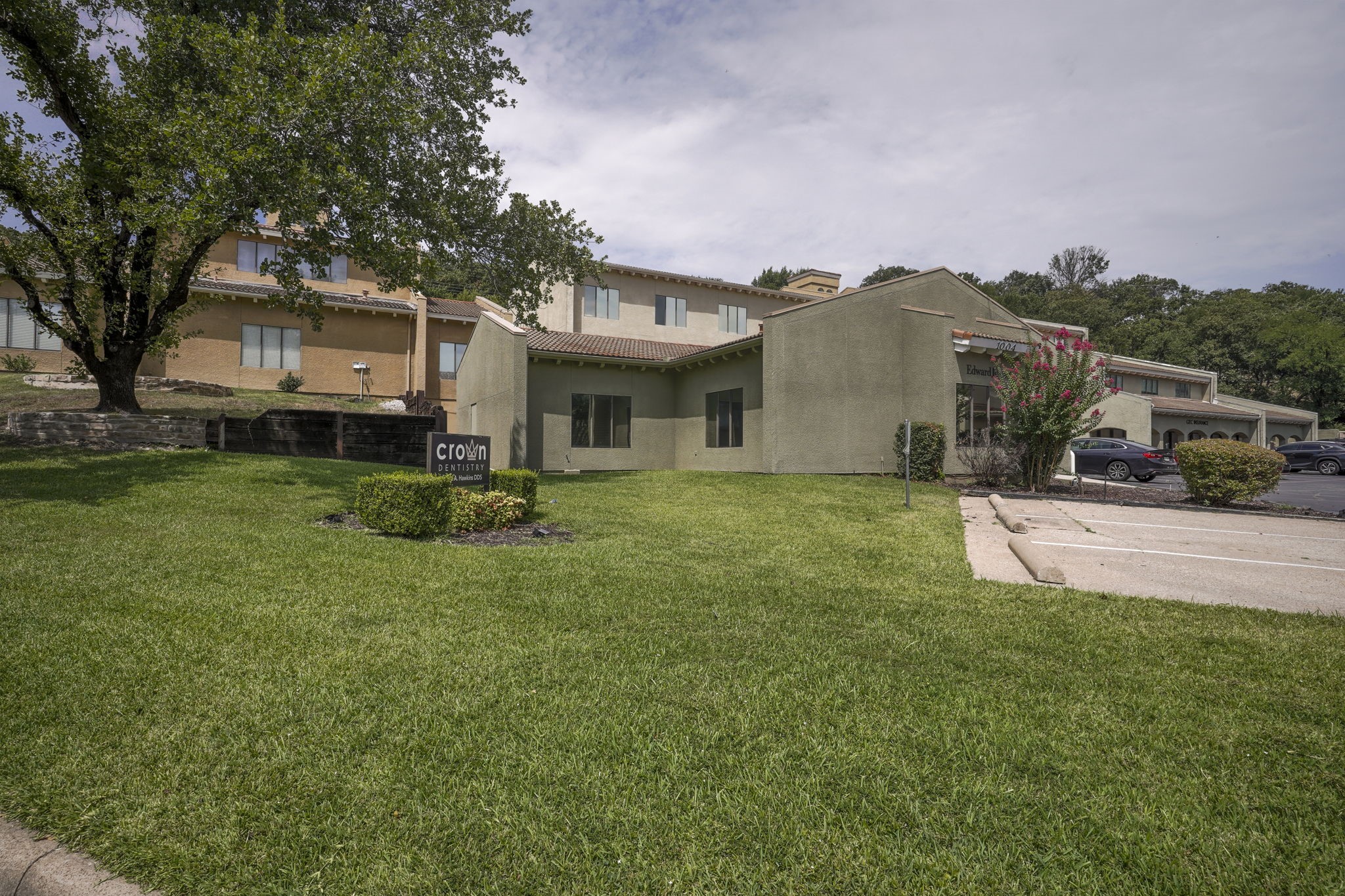 1004 N Bowen Road