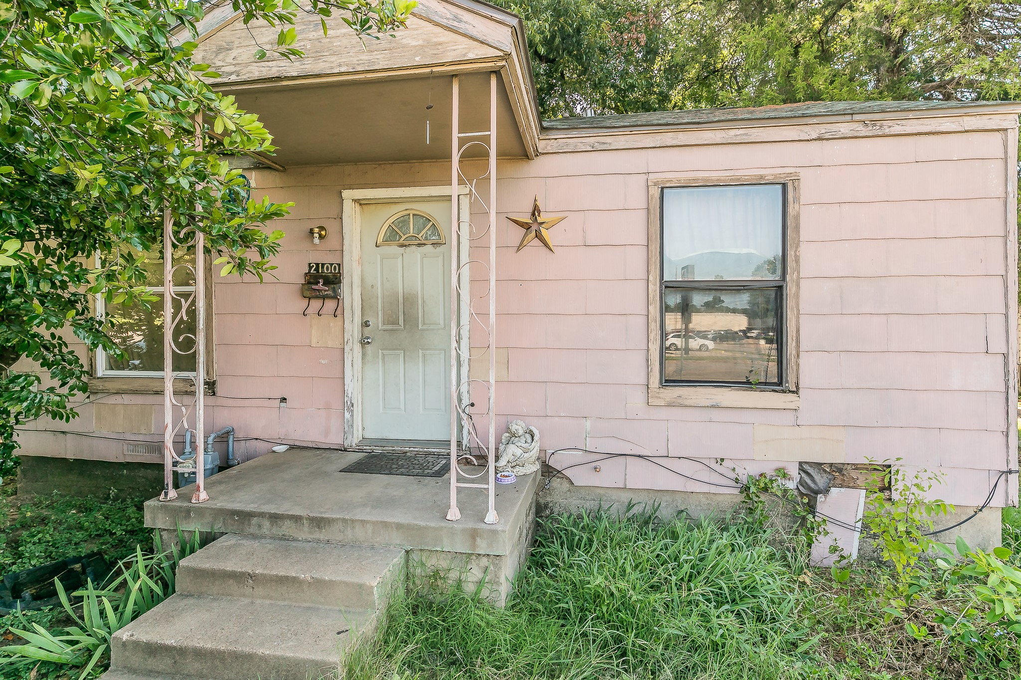 2100 N Riverside Drive