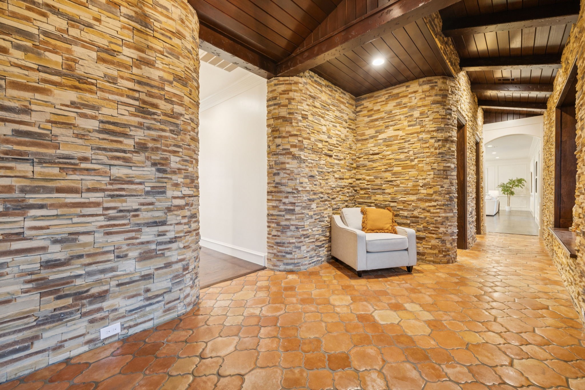 1900 Shady Oaks Drive