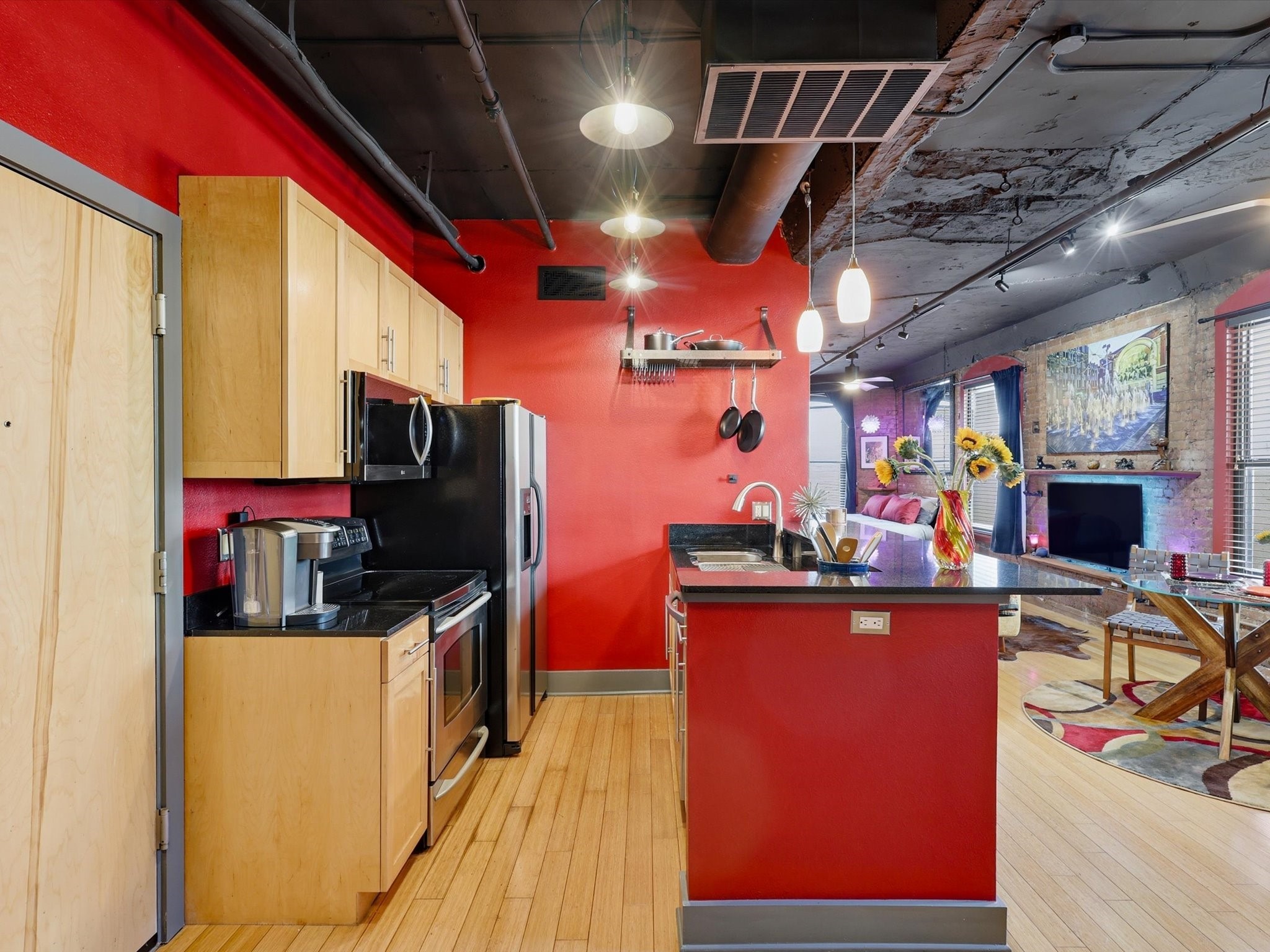 910 Houston Street 305