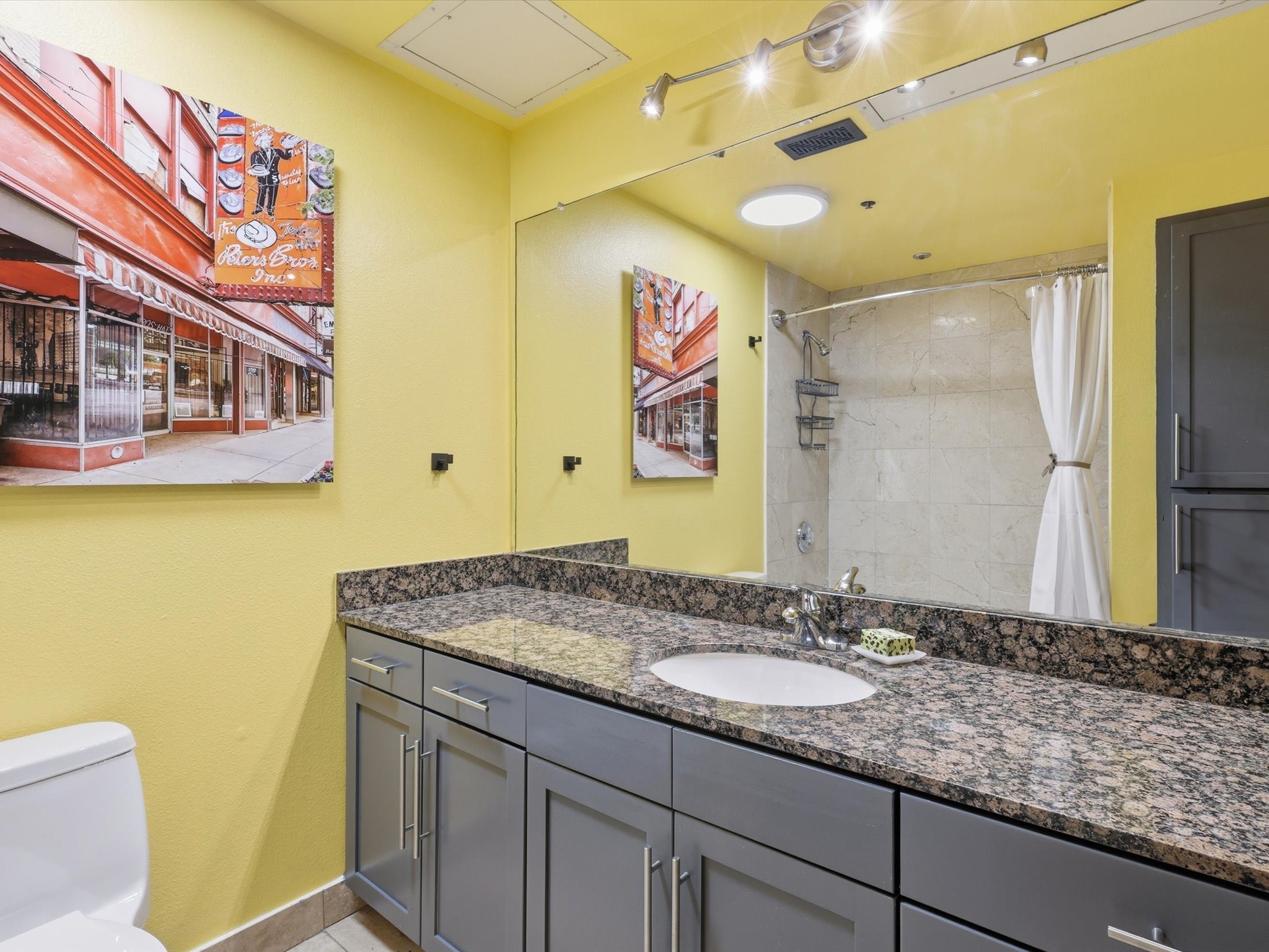 910 Houston Street 305