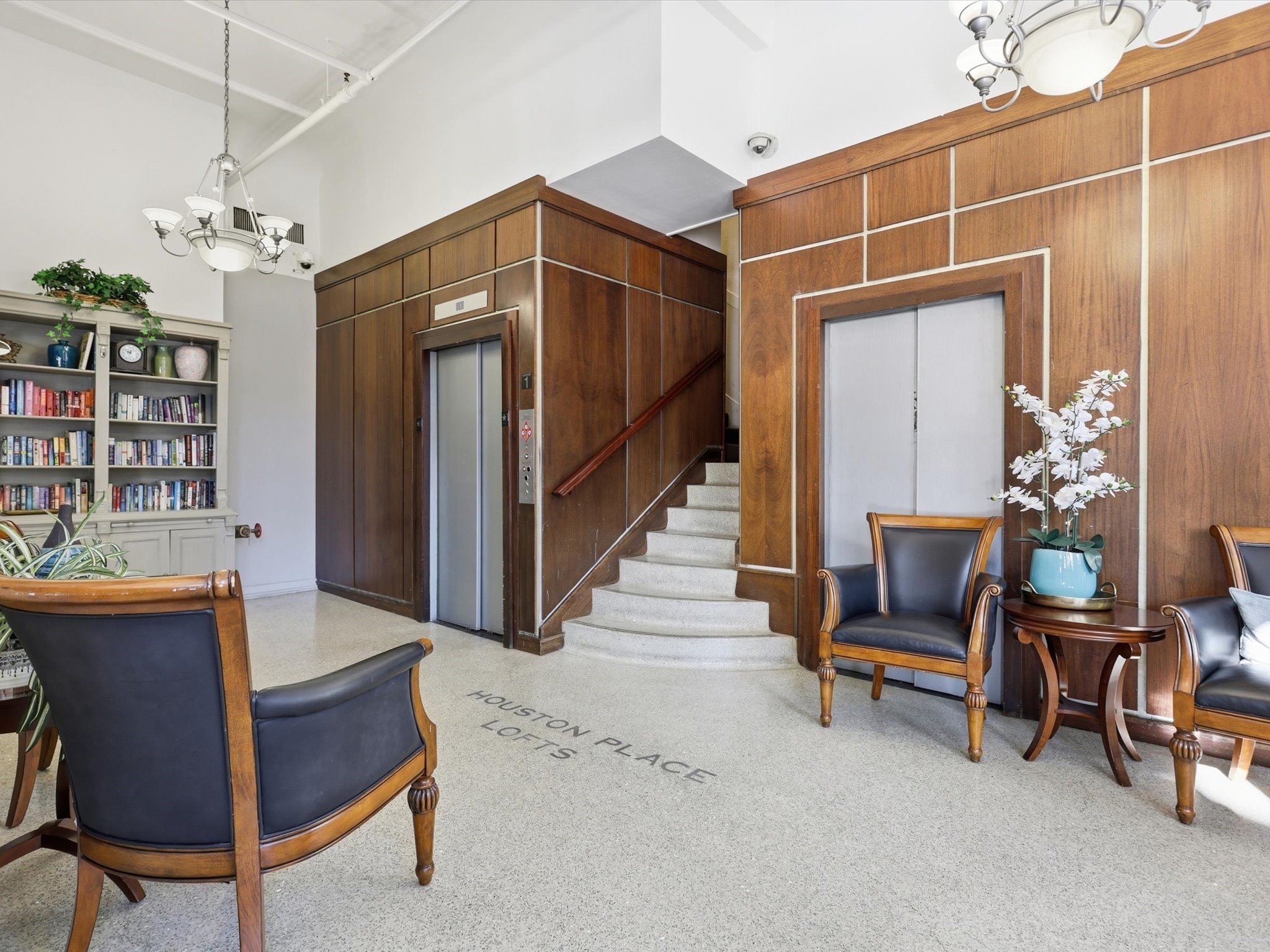 910 Houston Street 305