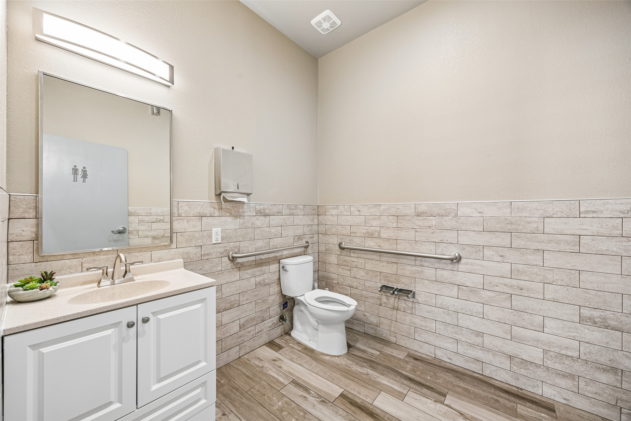 118 Lynn Avenue 202