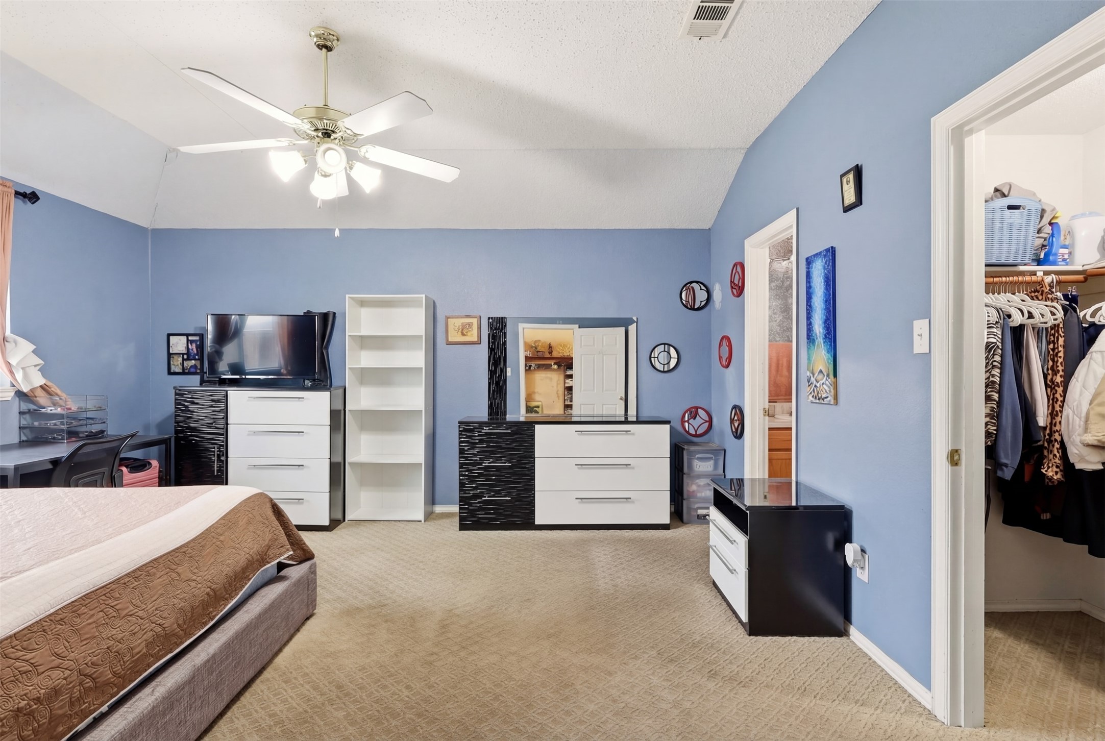 606 W 6th Street