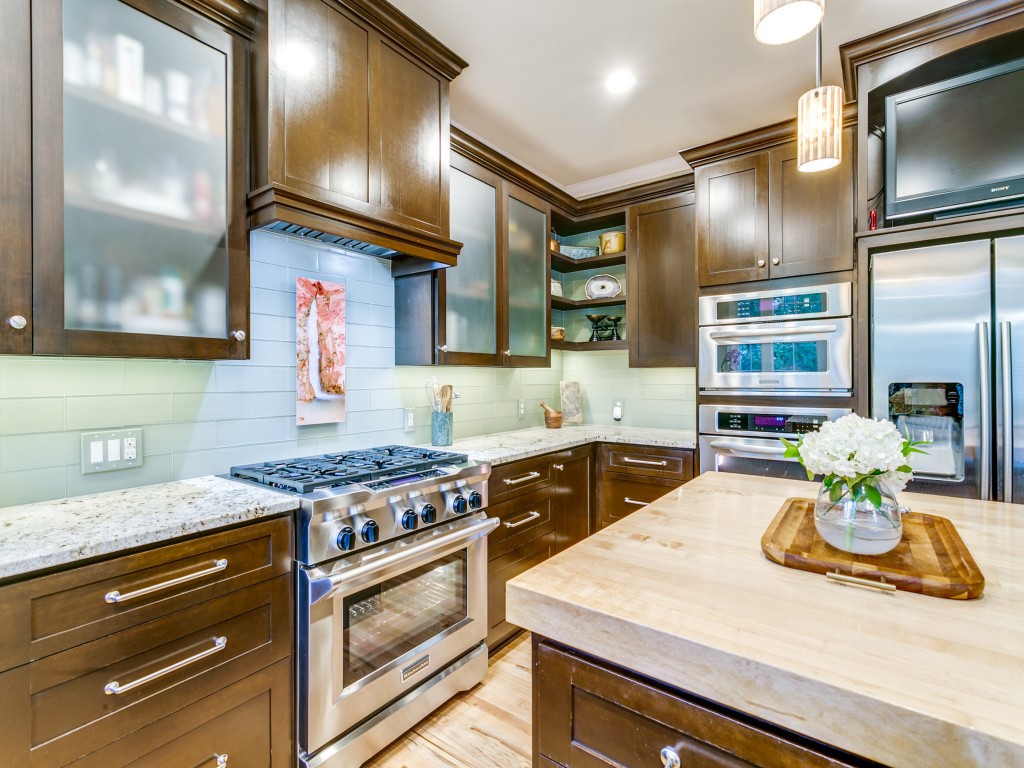 701 Lakehurst Court