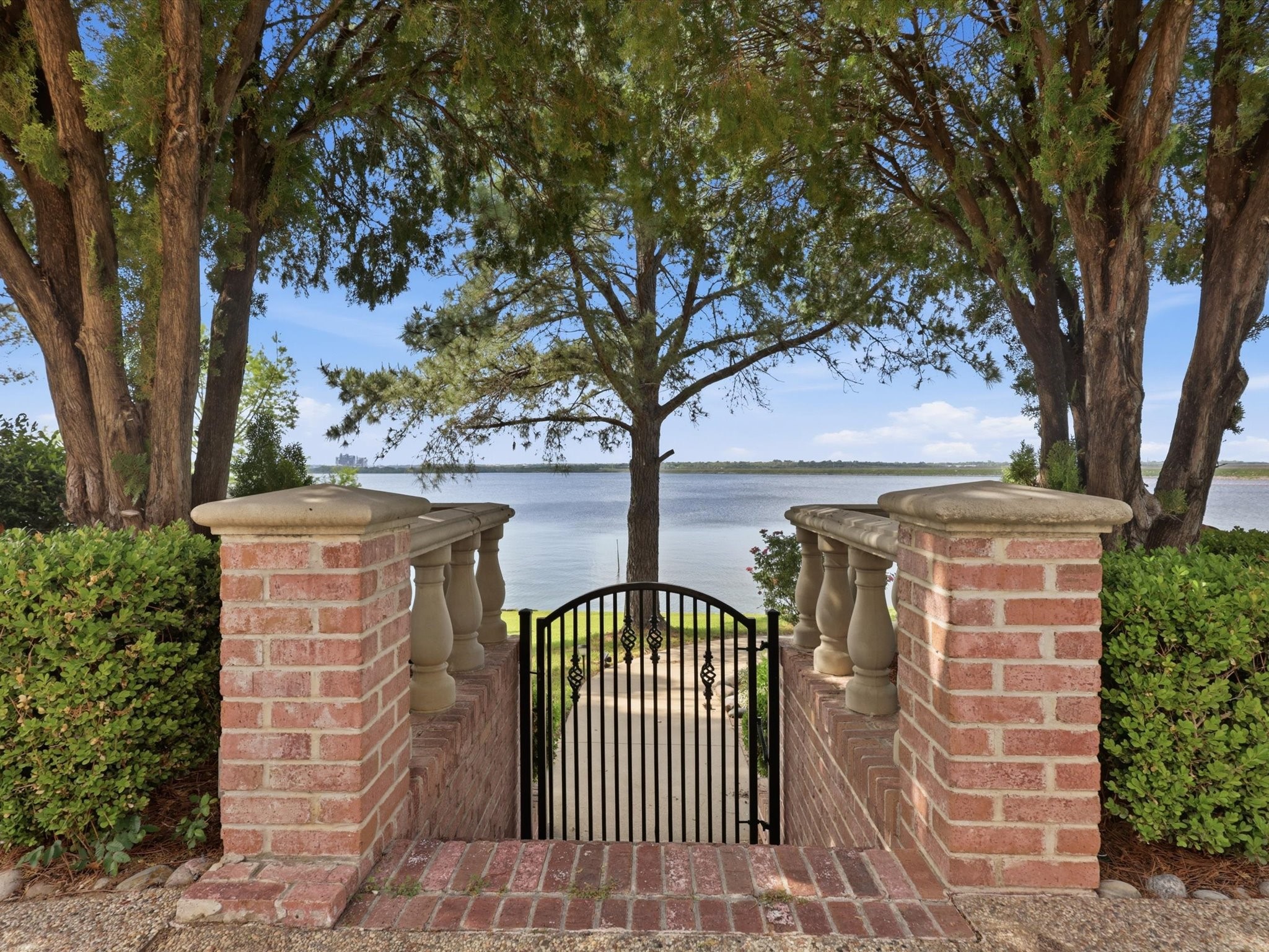 5815 Bay Club Drive