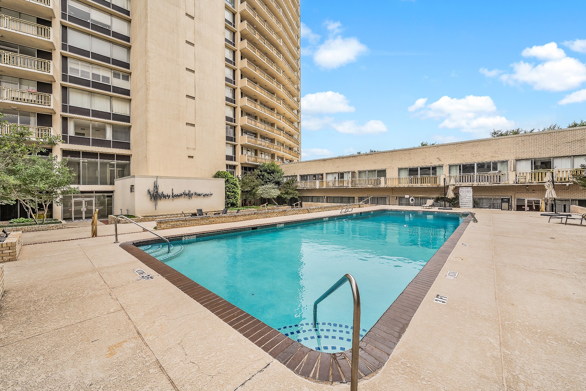 6211 W Northwest Highway G417