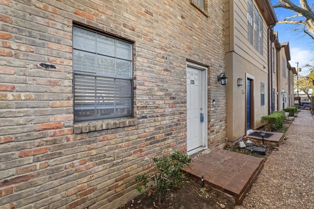 3818 N Hall Street 125