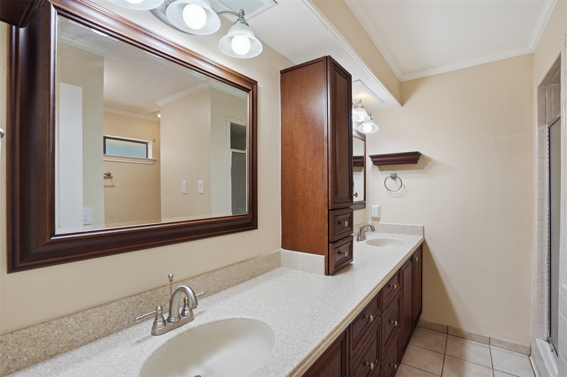 834 Meadowglen Circle
