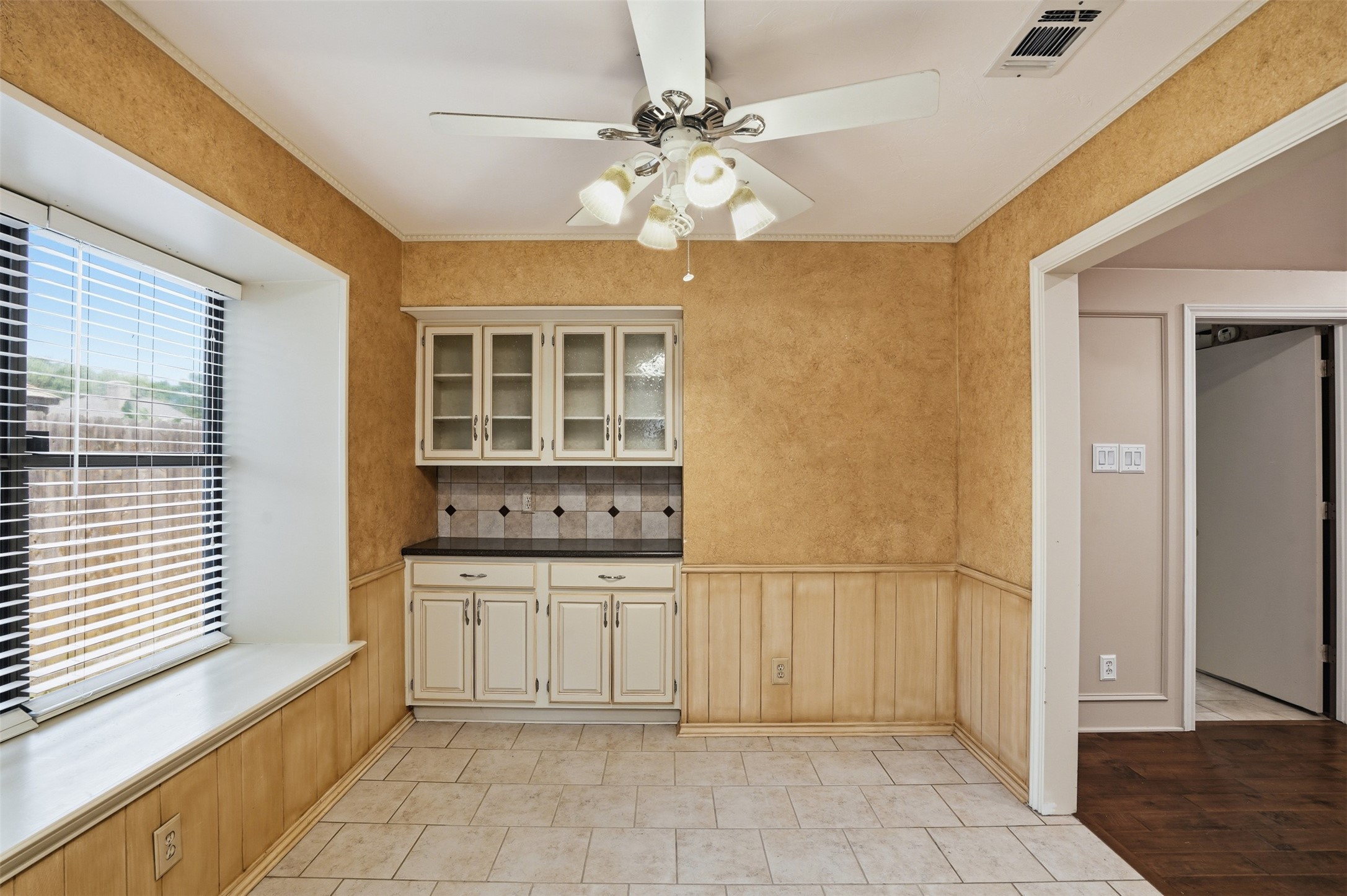 834 Meadowglen Circle