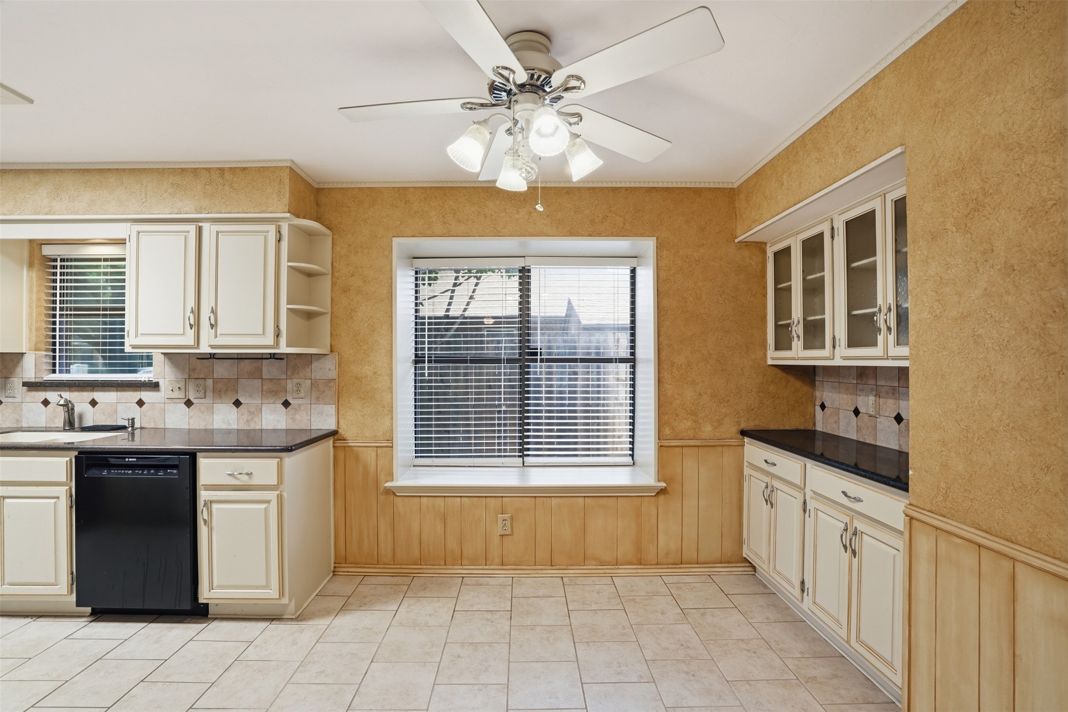 834 Meadowglen Circle