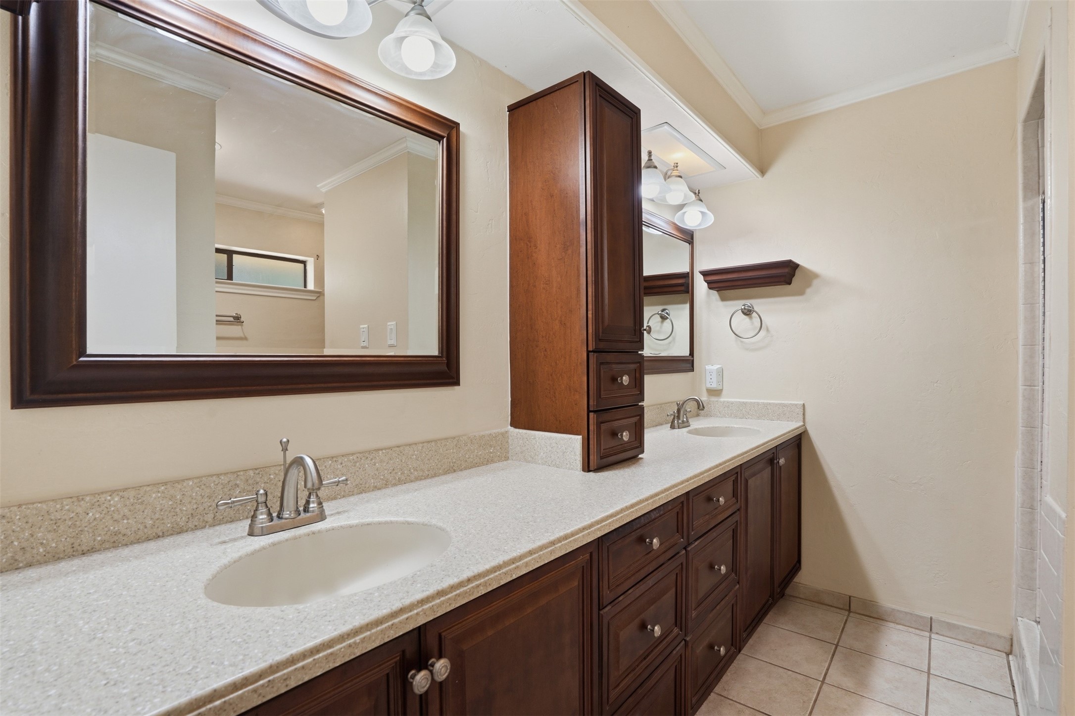 834 Meadowglen Circle