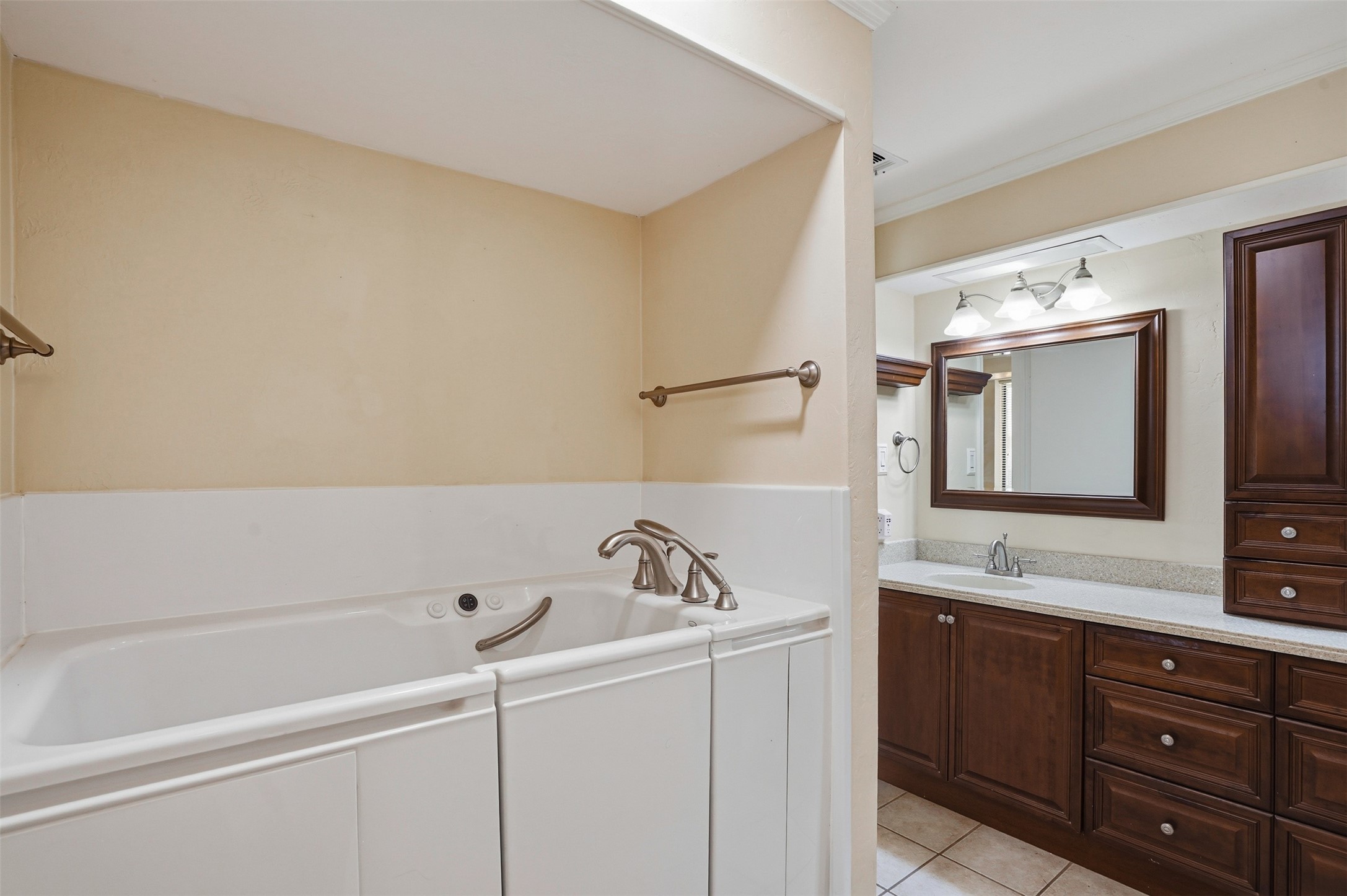 834 Meadowglen Circle