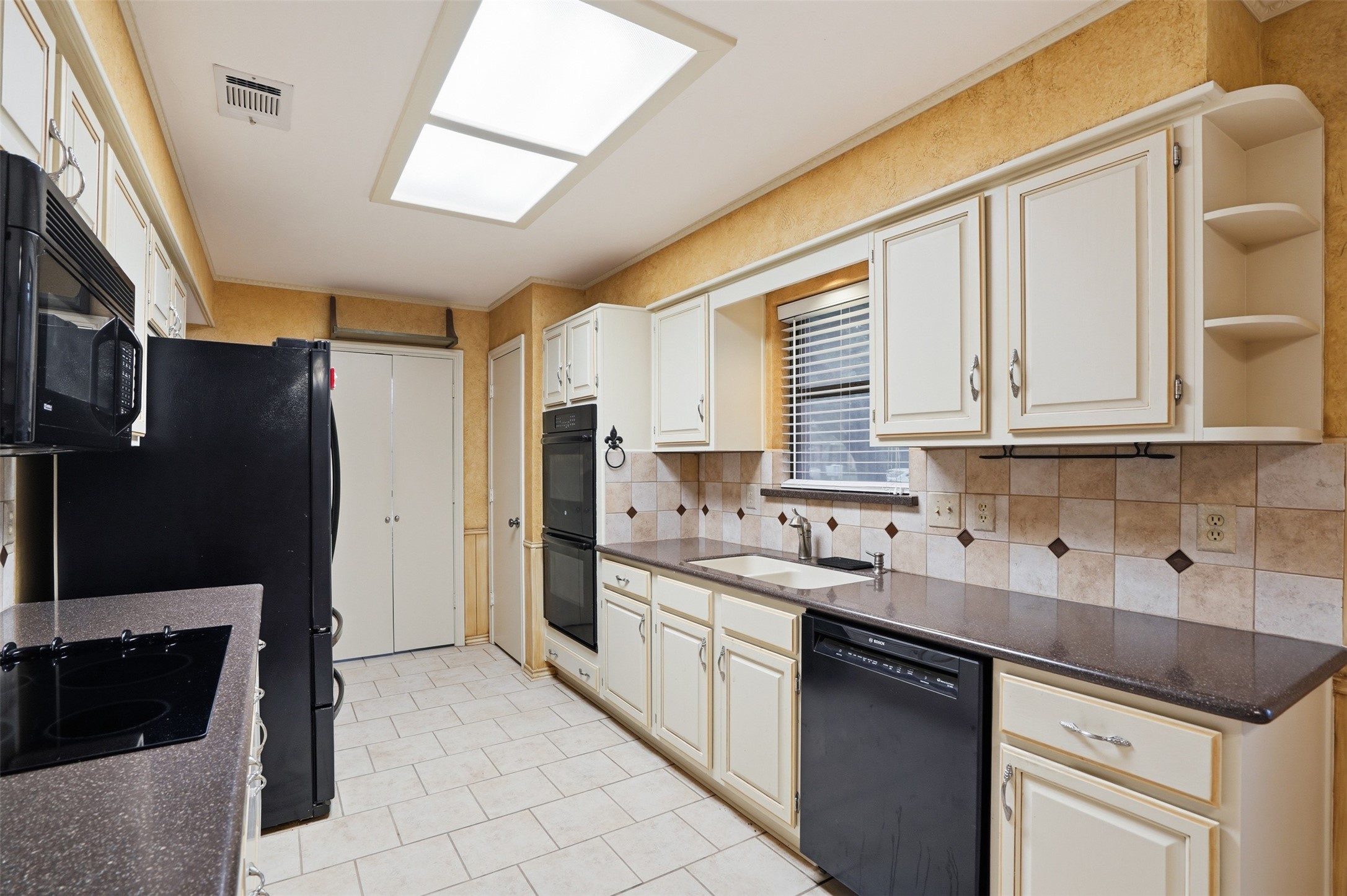 834 Meadowglen Circle