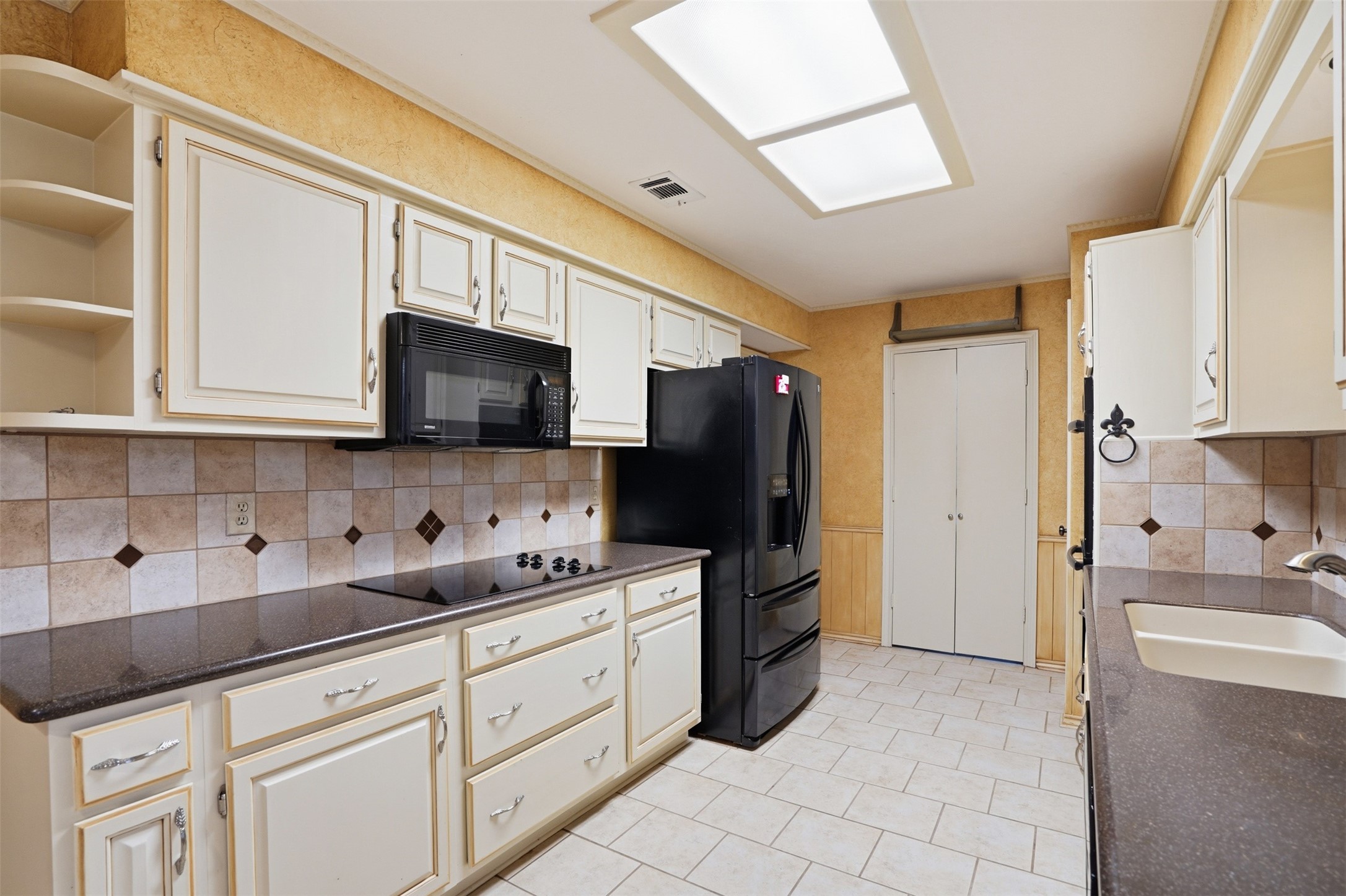 834 Meadowglen Circle