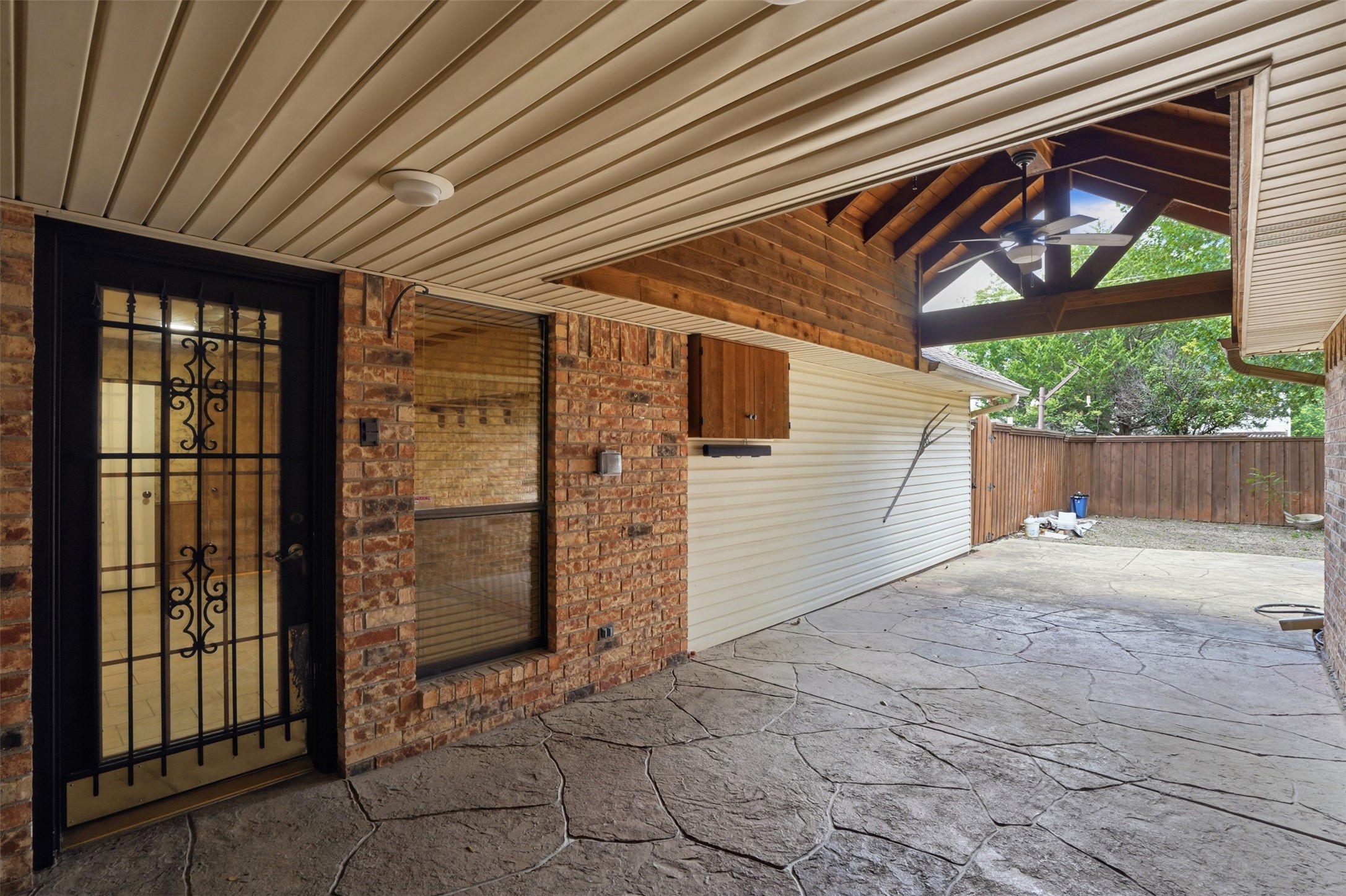 834 Meadowglen Circle