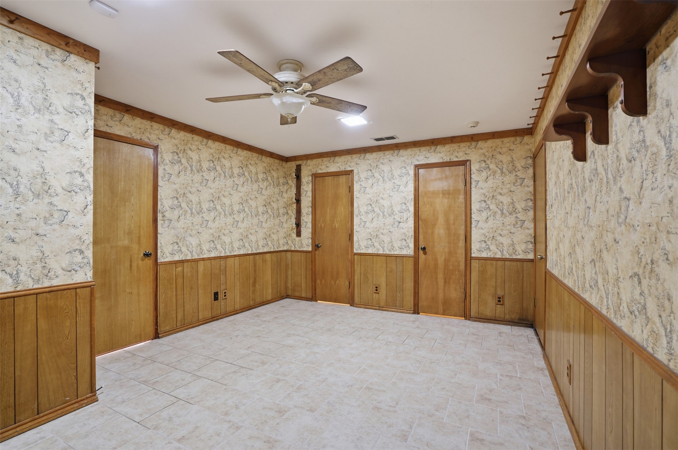 834 Meadowglen Circle
