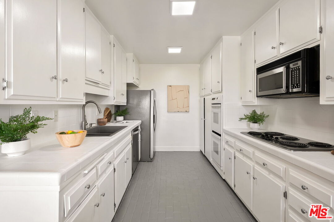 10725 Ohio Ave Unit: PH2