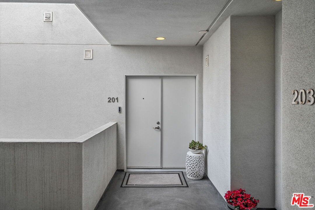5205 Ocean Front Walk Unit: 201
