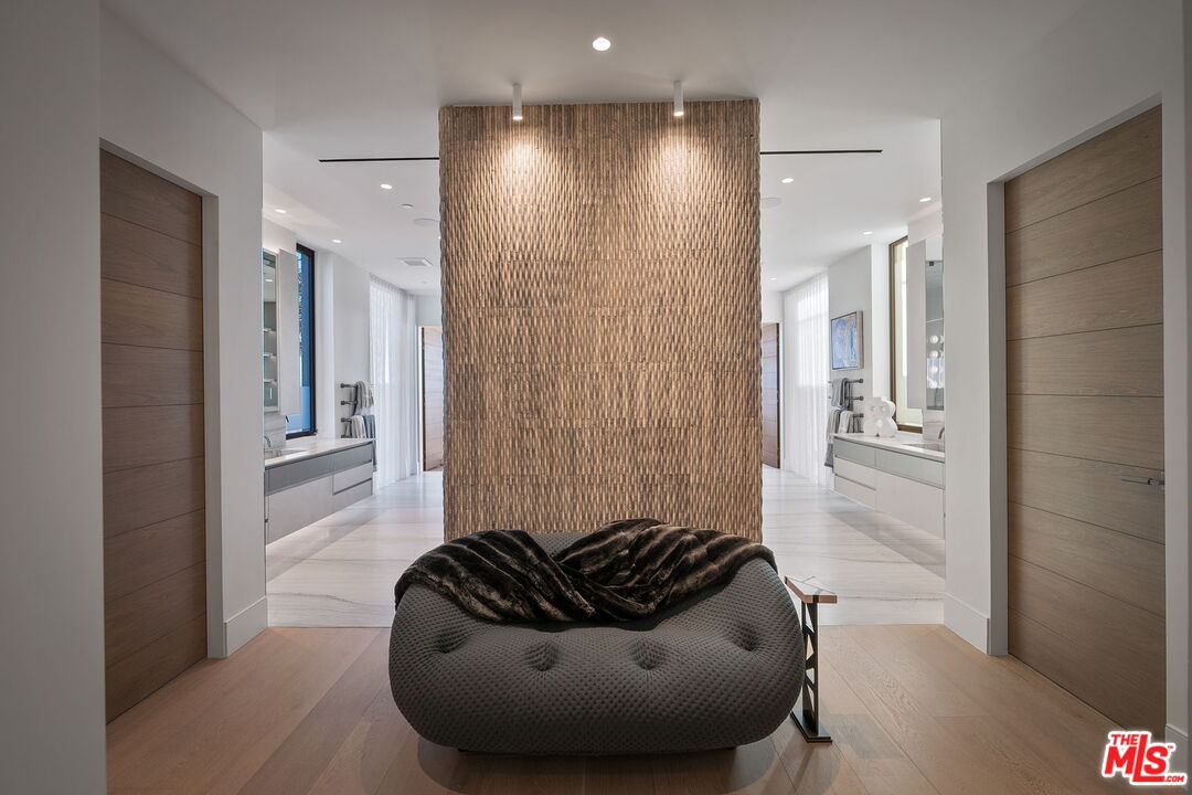 938 Palisades Beach Rd