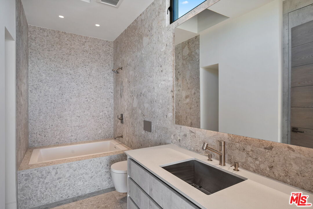 938 Palisades Beach Rd