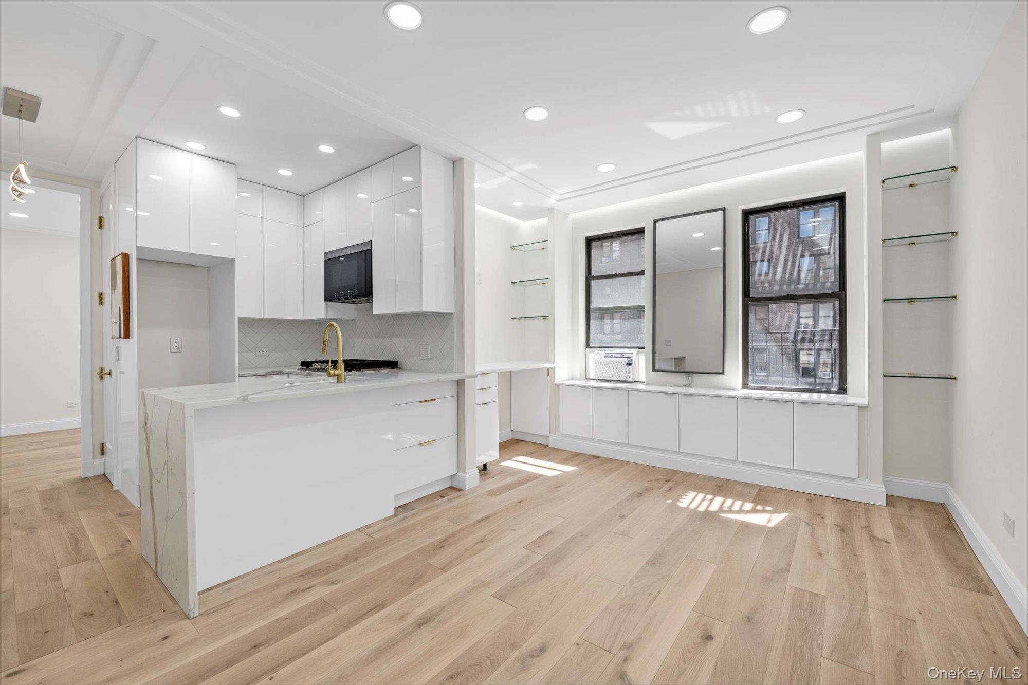 741 W End Avenue Unit: 4B