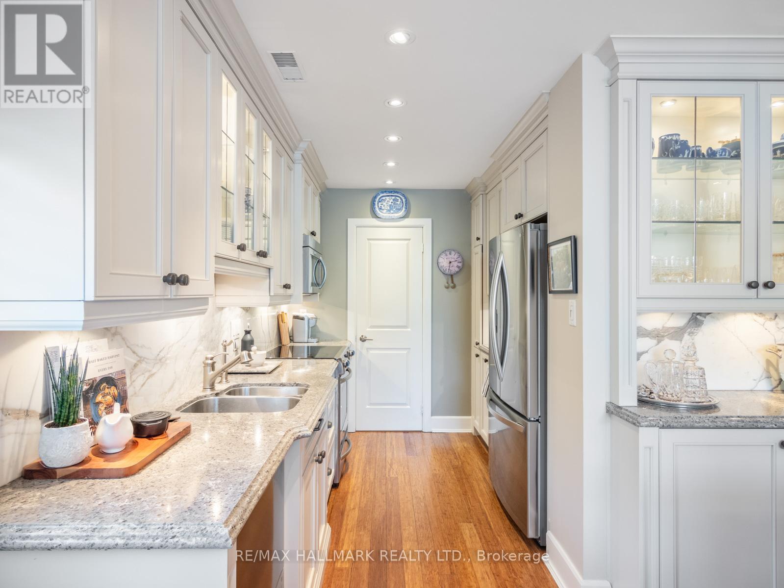 306 - 2012 QUEEN STREET E