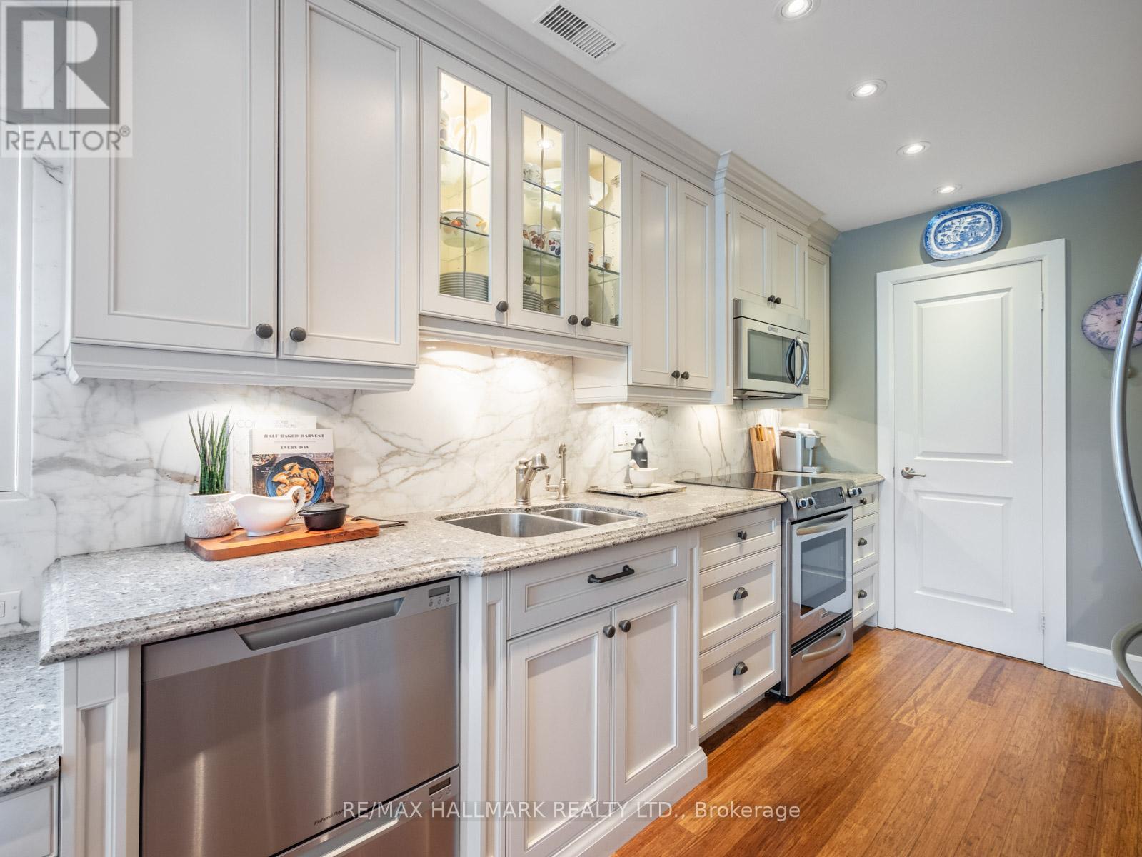 306 - 2012 QUEEN STREET E
