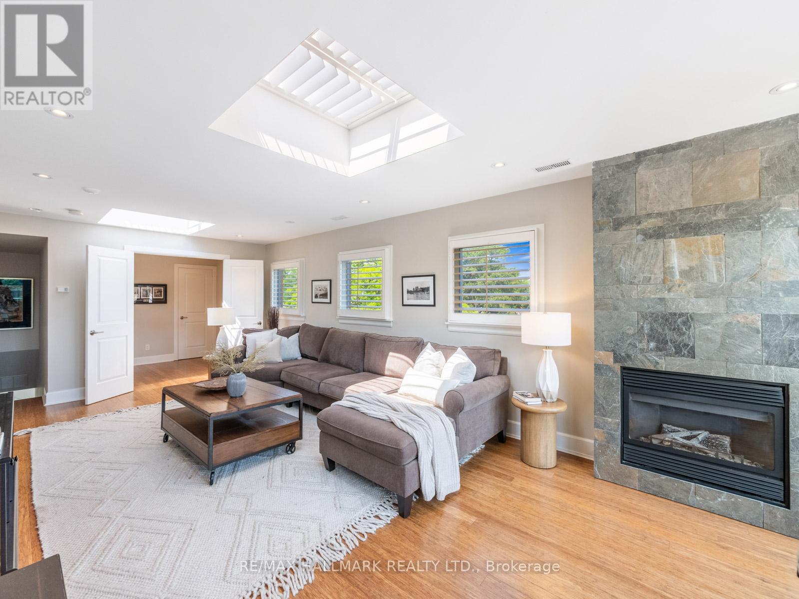 306 - 2012 QUEEN STREET E