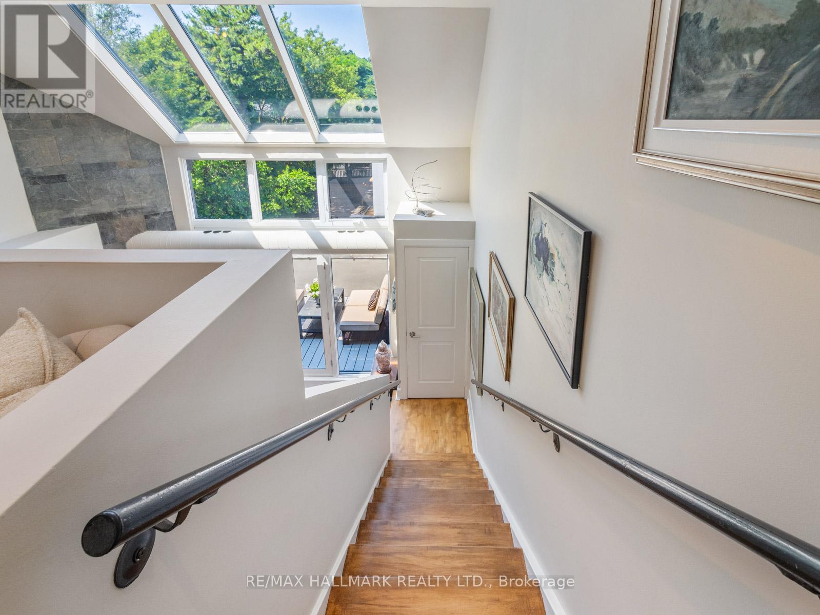 306 - 2012 QUEEN STREET E