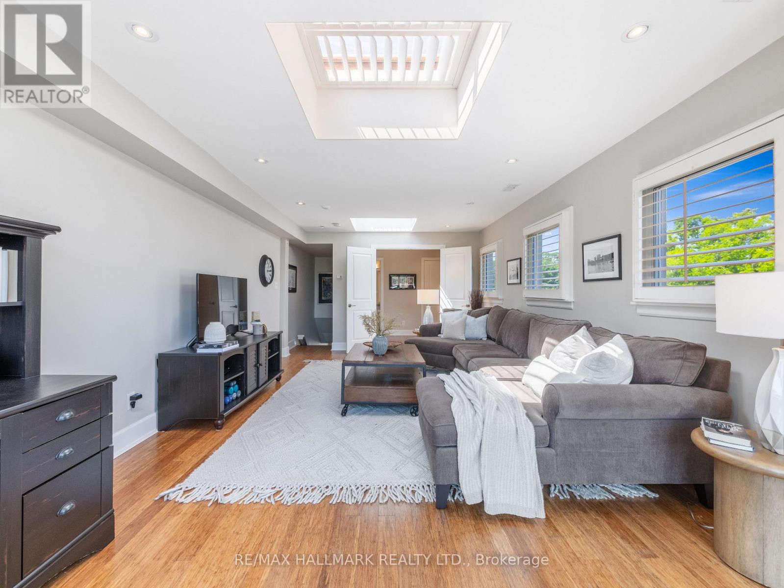 306 - 2012 QUEEN STREET E