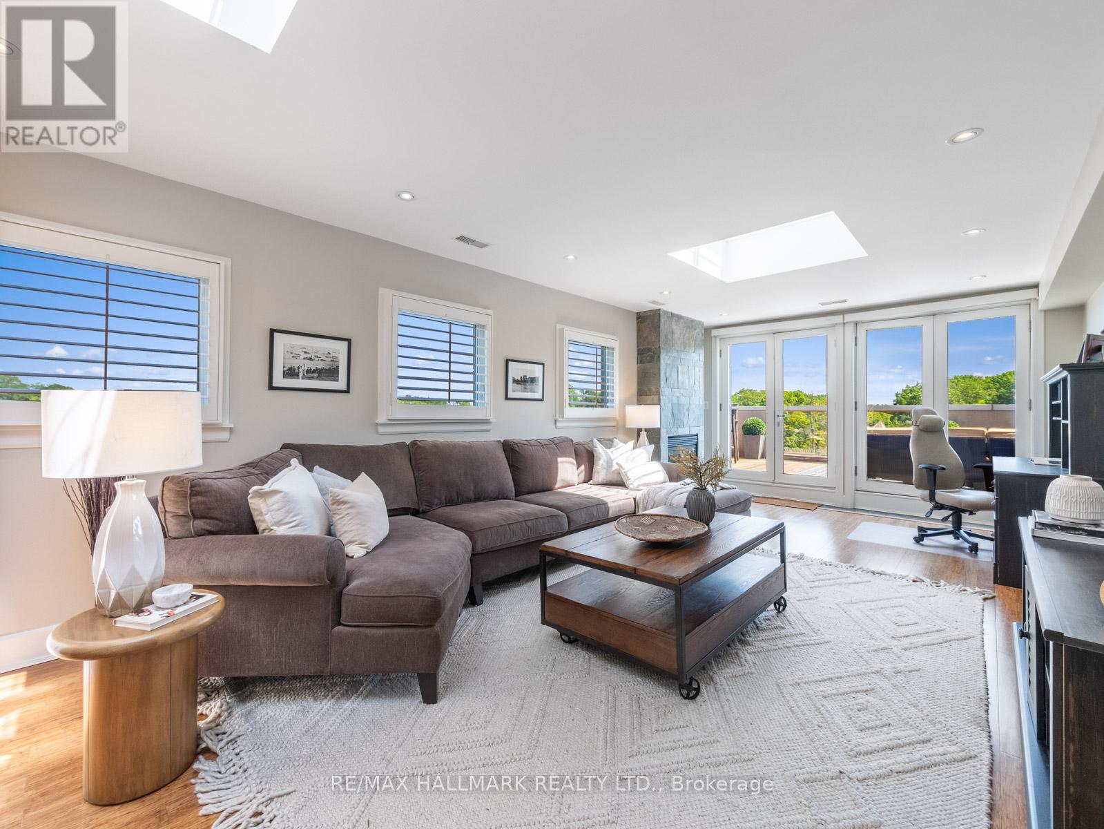 306 - 2012 QUEEN STREET E