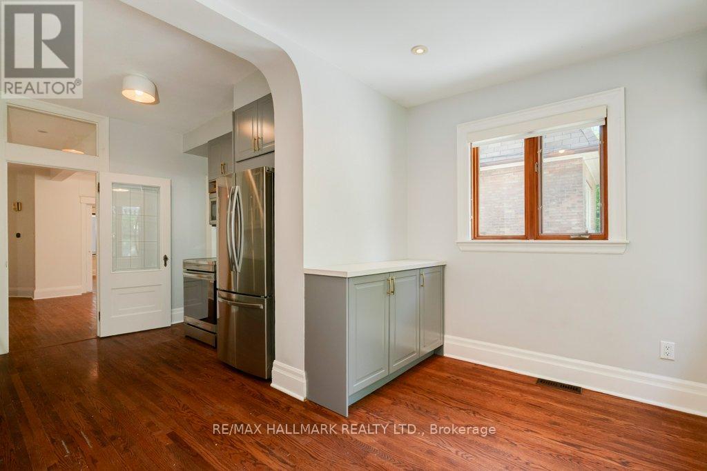 6 COLUMBINE AVENUE