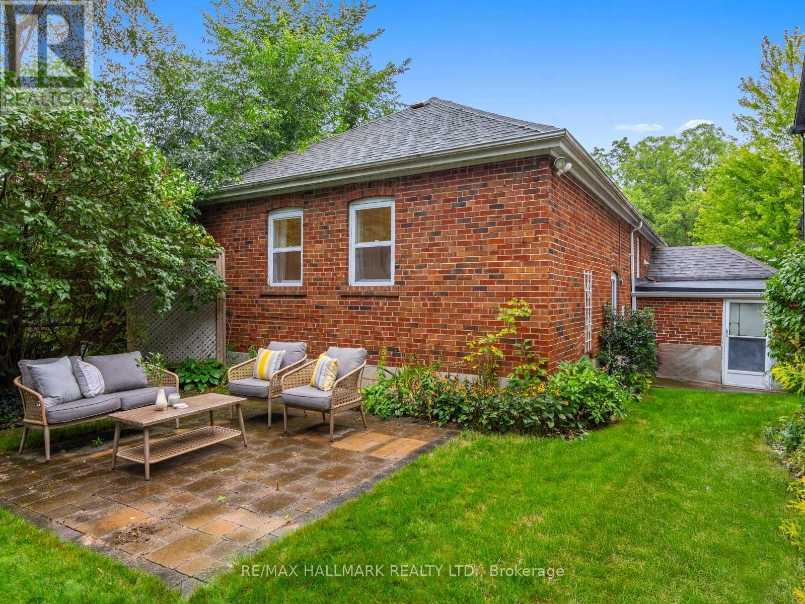 11 BRIAR DALE BOULEVARD